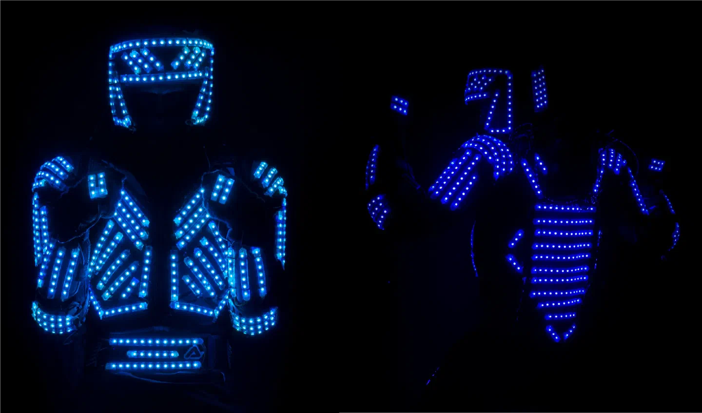 Dva pohľady na kostým Tron Dance 3. generácie, ktorý v tme žiari namodro – prilba, ramená, hrudník a opasok pokryté radmi LED bodov