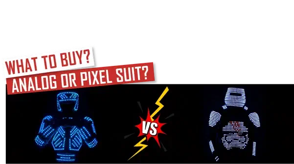 Čo kúpiť? Analógový alebo pixelový kostým? – červené a biele bannery nad dvoma LED kostýmami v tme, analógovým kostýmom s modrými LED segmentmi a pixelovým kostýmom pokrytým radmi bielych pixelov, medzi nimi červené „VS“ a žlté blesky