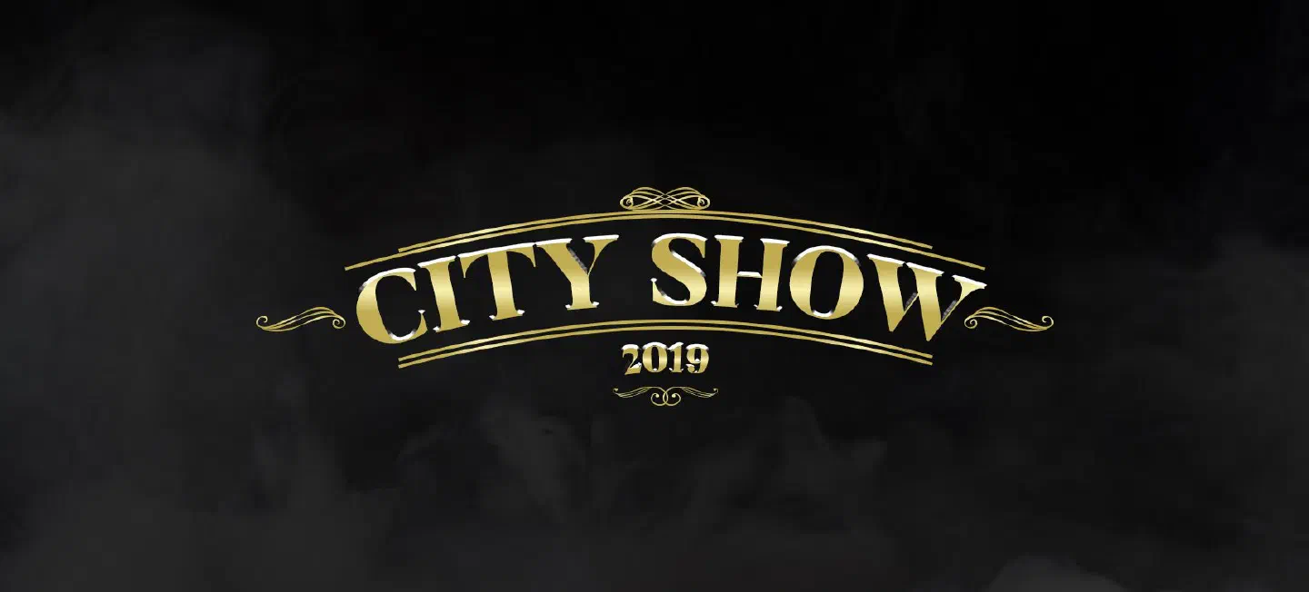 Logo City Show 2019 zlatými písmenami s ornamentmi na čiernom, zadymenom pozadí