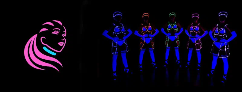 Logo Tron Dolls, ružová kresba ženskej hlavy, vedľa piatich tanečníc v bielych kostýmoch žiariacich v UV svetle namodro, každá ohraničená inou farbou LED