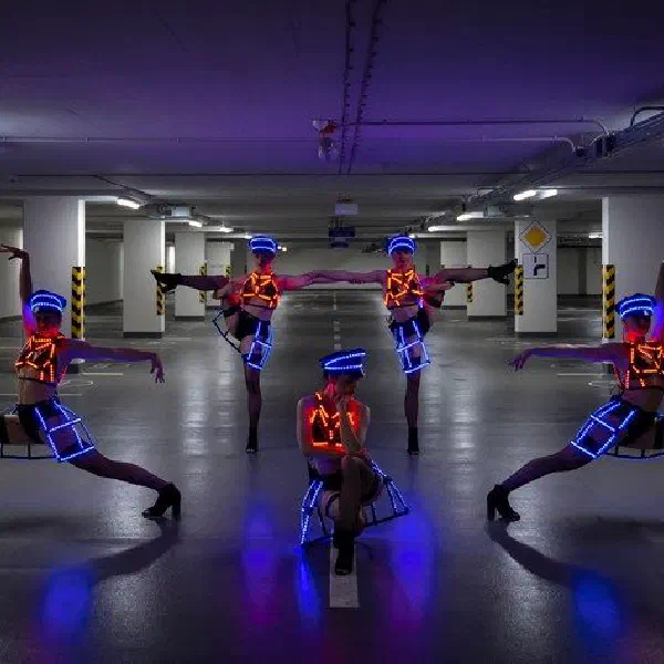 Tron Dolls: päť LED tanečníc v oranžových a modrých LED kostýmoch, dve vo vysokom kopnutí, v podzemnej garáži