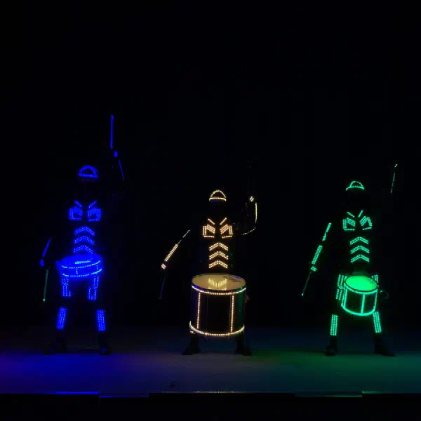 Tron Drummers: päť LED bubeníkov, každý svieti inou farbou – červenou, modrou, bielou, zelenou a modrou – na pódiu