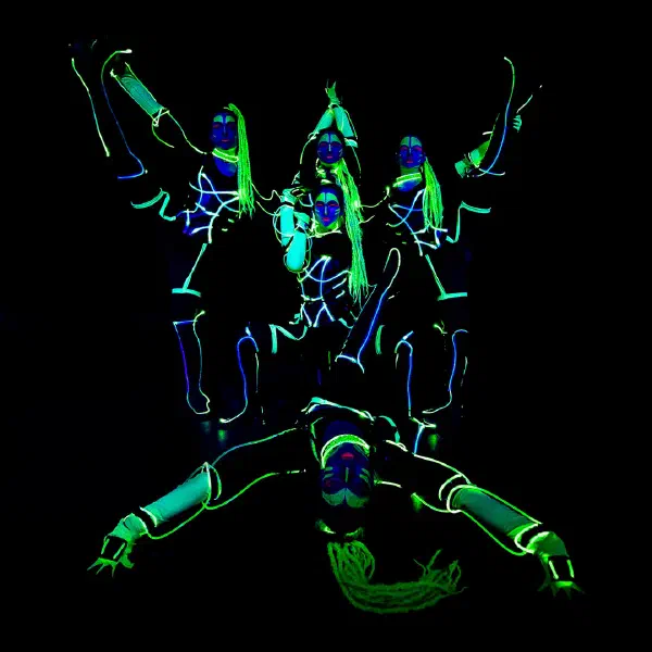 Tron Girls: päť LED tanečníc v zeleno-modrých neónových kostýmoch vo vrstvenej póze, jedna vpredu leží hore nohami