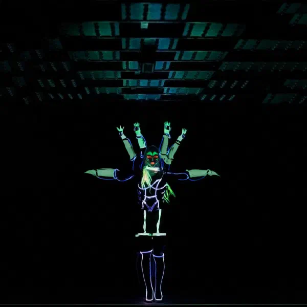 Tron Girls: LED tanečnice zoradené za sebou tvoria jednu svietiacu postavu s mnohými rukami