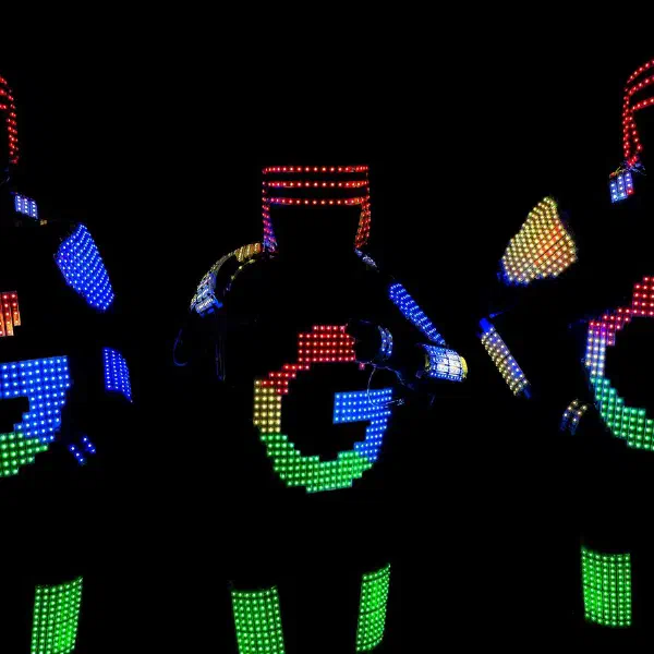 Tron Pixel Show: traja pixeloví LED tanečníci s farebným logom „G“ od Google na hrudných obrazovkách
