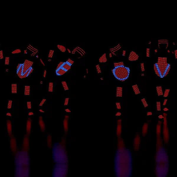 Tron Pixel Show: osem pixelových LED tanečníkov v červených kostýmoch tvorí modrými písmenami na hrudi nápis „GAME OVER“